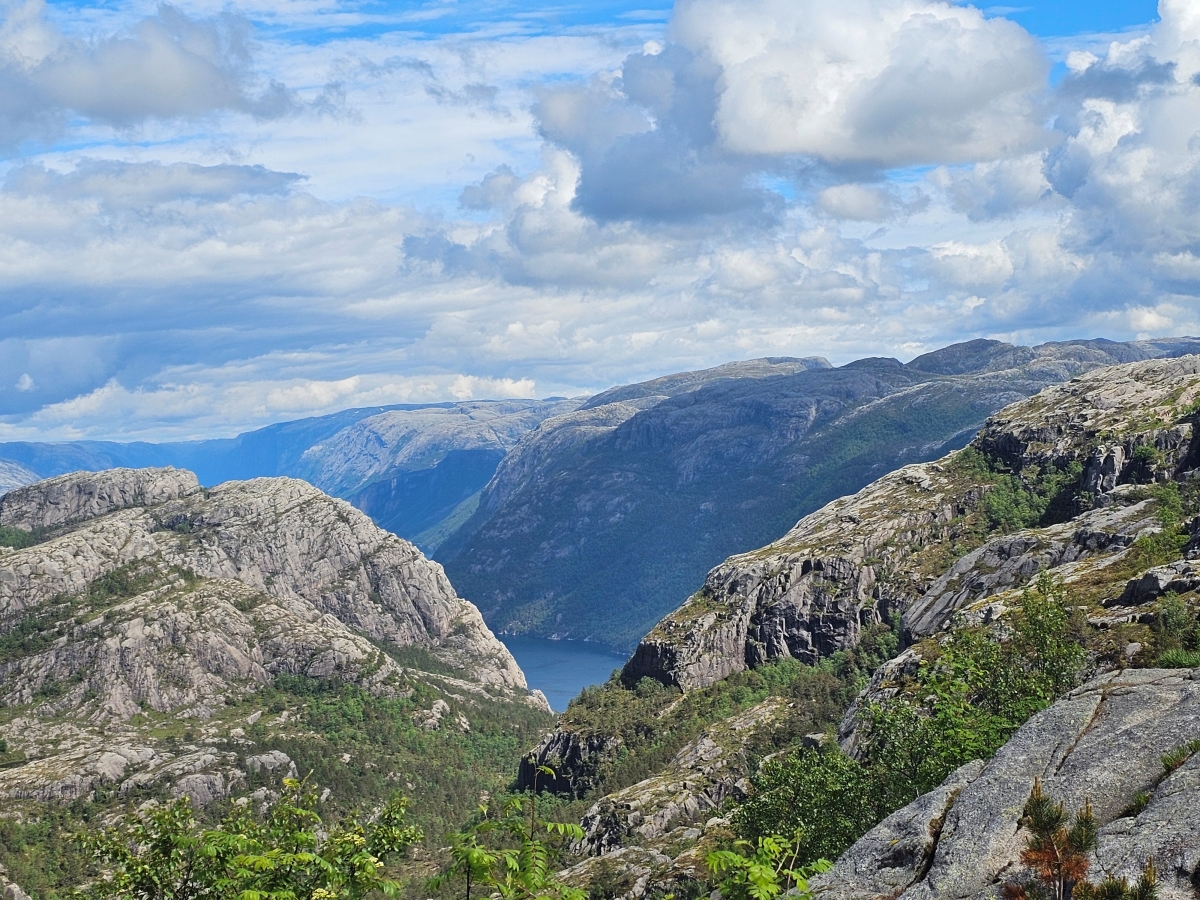 【太陽不打烊 挪威北極圈】 Day9-2 雙腳征服聖壇岩(Preikestolen):峽灣為背景,萬丈絕壁都是我們的伸展台 - 第56張圖 【太陽不打烊 挪威北極圈】 Day9-2 雙腳征服聖壇岩(Preikestolen):峽灣為背景,萬丈絕壁都是我們的伸展台