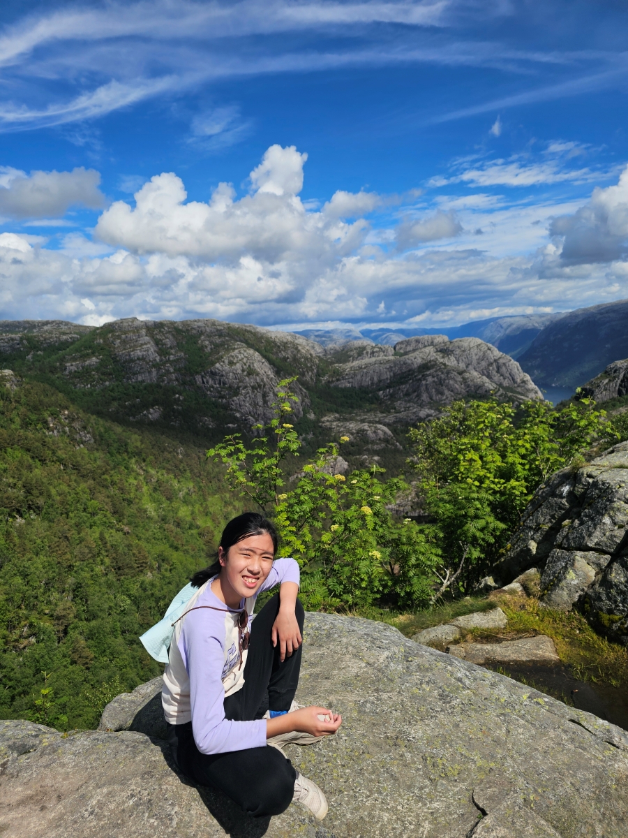 【太陽不打烊 挪威北極圈】 Day9-2 雙腳征服聖壇岩(Preikestolen):峽灣為背景,萬丈絕壁都是我們的伸展台 - 第59張圖 【太陽不打烊 挪威北極圈】 Day9-2 雙腳征服聖壇岩(Preikestolen):峽灣為背景,萬丈絕壁都是我們的伸展台