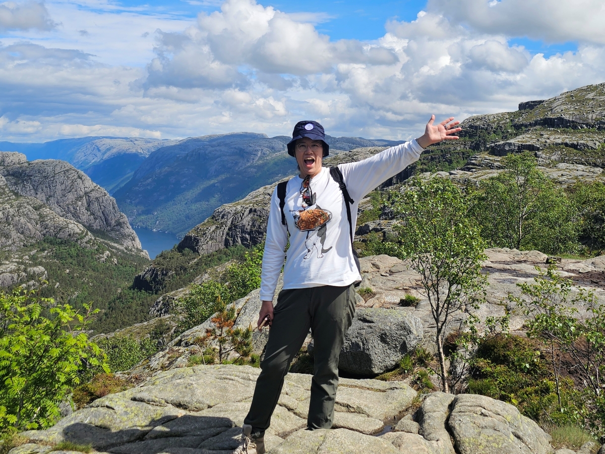 【太陽不打烊 挪威北極圈】 Day9-2 雙腳征服聖壇岩(Preikestolen):峽灣為背景,萬丈絕壁都是我們的伸展台 - 第58張圖 【太陽不打烊 挪威北極圈】 Day9-2 雙腳征服聖壇岩(Preikestolen):峽灣為背景,萬丈絕壁都是我們的伸展台