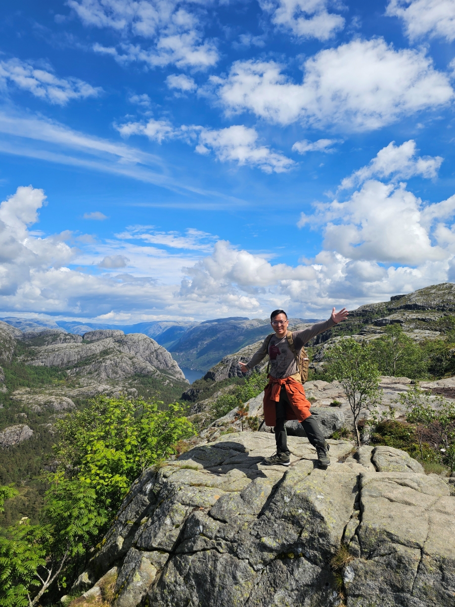 【太陽不打烊 挪威北極圈】 Day9-2 雙腳征服聖壇岩(Preikestolen):峽灣為背景,萬丈絕壁都是我們的伸展台 - 第60張圖 【太陽不打烊 挪威北極圈】 Day9-2 雙腳征服聖壇岩(Preikestolen):峽灣為背景,萬丈絕壁都是我們的伸展台