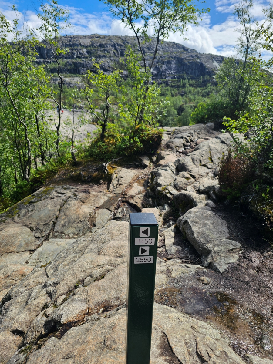 【太陽不打烊 挪威北極圈】 Day9-2 雙腳征服聖壇岩(Preikestolen):峽灣為背景,萬丈絕壁都是我們的伸展台 - 第61張圖 【太陽不打烊 挪威北極圈】 Day9-2 雙腳征服聖壇岩(Preikestolen):峽灣為背景,萬丈絕壁都是我們的伸展台