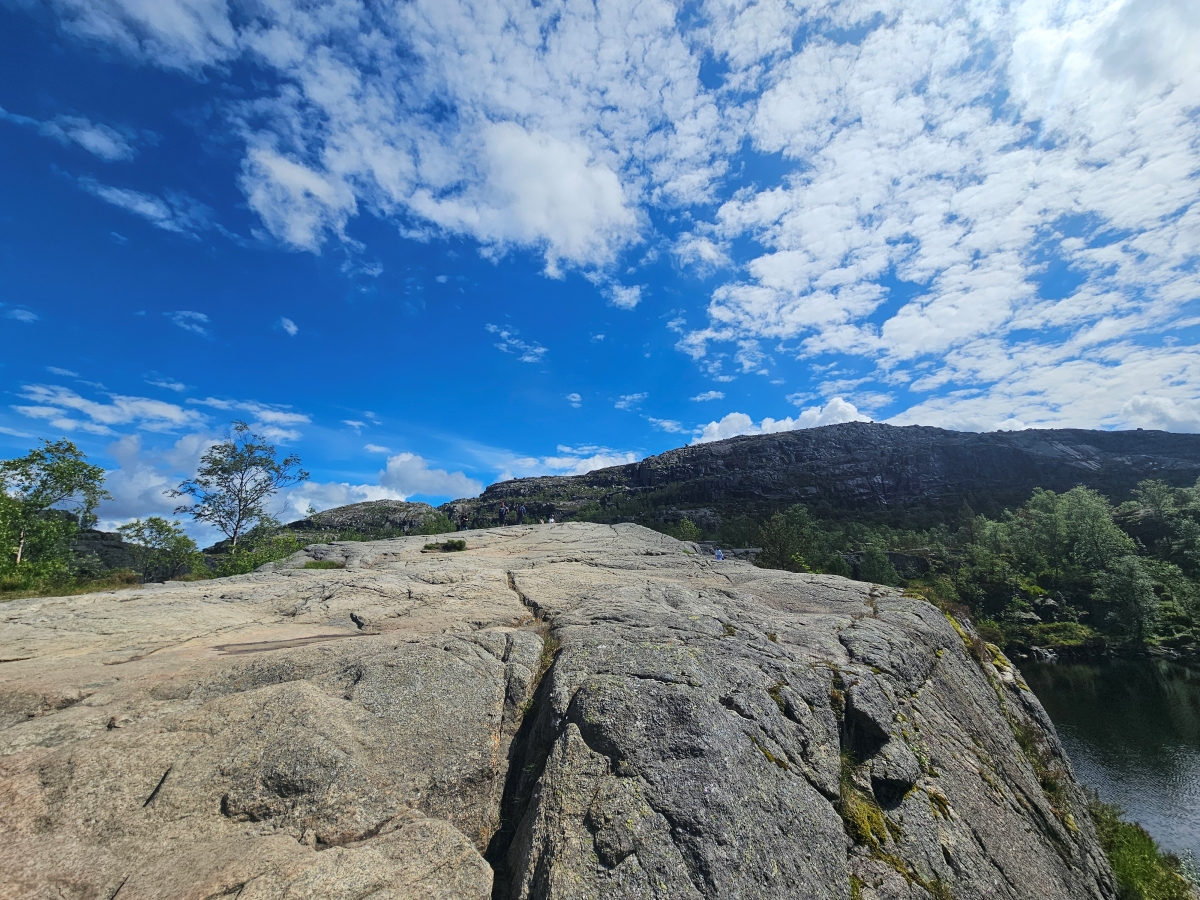 【太陽不打烊 挪威北極圈】 Day9-2 雙腳征服聖壇岩(Preikestolen):峽灣為背景,萬丈絕壁都是我們的伸展台 - 第62張圖 【太陽不打烊 挪威北極圈】 Day9-2 雙腳征服聖壇岩(Preikestolen):峽灣為背景,萬丈絕壁都是我們的伸展台