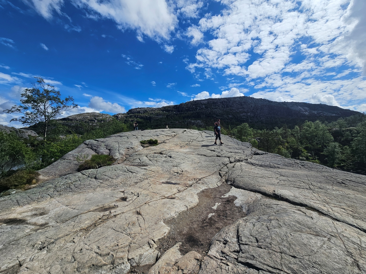 【太陽不打烊 挪威北極圈】 Day9-2 雙腳征服聖壇岩(Preikestolen):峽灣為背景,萬丈絕壁都是我們的伸展台 - 第63張圖 【太陽不打烊 挪威北極圈】 Day9-2 雙腳征服聖壇岩(Preikestolen):峽灣為背景,萬丈絕壁都是我們的伸展台