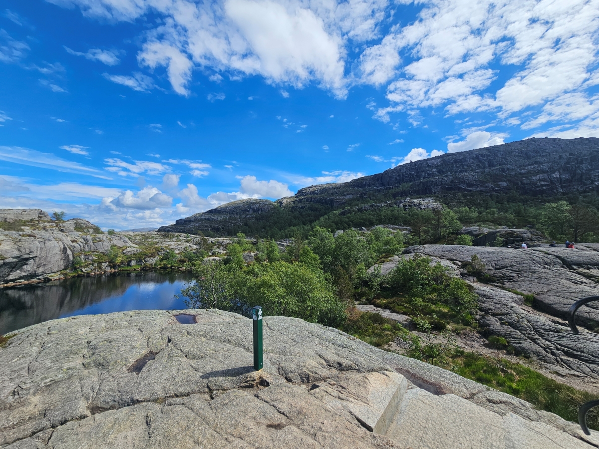 【太陽不打烊 挪威北極圈】 Day9-2 雙腳征服聖壇岩(Preikestolen):峽灣為背景,萬丈絕壁都是我們的伸展台 - 第64張圖 【太陽不打烊 挪威北極圈】 Day9-2 雙腳征服聖壇岩(Preikestolen):峽灣為背景,萬丈絕壁都是我們的伸展台