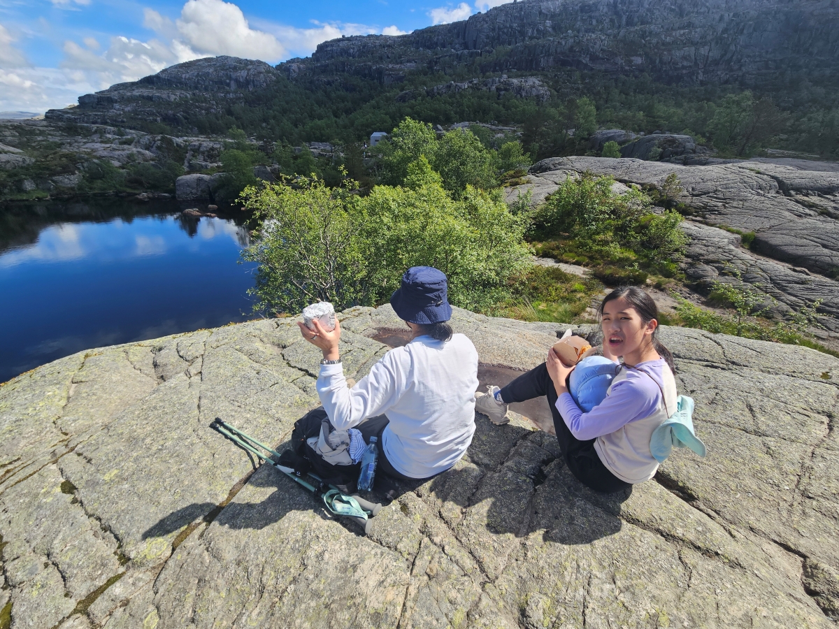 【太陽不打烊 挪威北極圈】 Day9-2 雙腳征服聖壇岩(Preikestolen):峽灣為背景,萬丈絕壁都是我們的伸展台 - 第65張圖 【太陽不打烊 挪威北極圈】 Day9-2 雙腳征服聖壇岩(Preikestolen):峽灣為背景,萬丈絕壁都是我們的伸展台