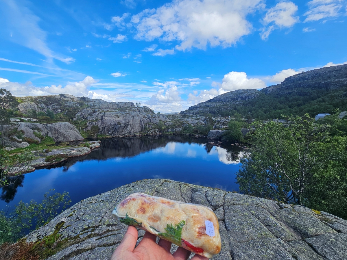 【太陽不打烊 挪威北極圈】 Day9-2 雙腳征服聖壇岩(Preikestolen):峽灣為背景,萬丈絕壁都是我們的伸展台 - 第66張圖 【太陽不打烊 挪威北極圈】 Day9-2 雙腳征服聖壇岩(Preikestolen):峽灣為背景,萬丈絕壁都是我們的伸展台