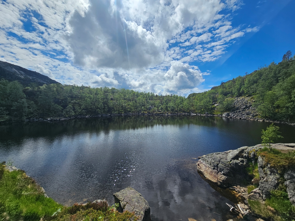 【太陽不打烊 挪威北極圈】 Day9-2 雙腳征服聖壇岩(Preikestolen):峽灣為背景,萬丈絕壁都是我們的伸展台 - 第67張圖 【太陽不打烊 挪威北極圈】 Day9-2 雙腳征服聖壇岩(Preikestolen):峽灣為背景,萬丈絕壁都是我們的伸展台