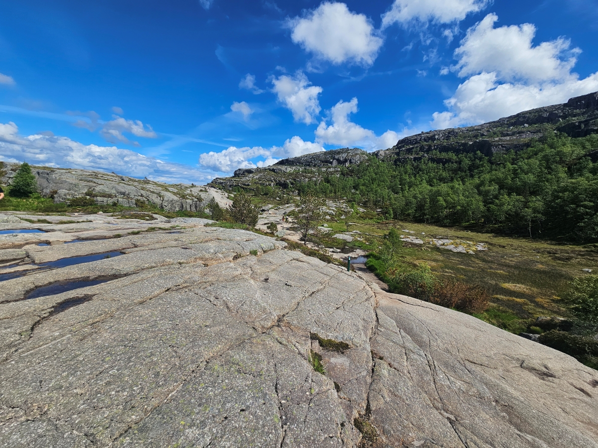 【太陽不打烊 挪威北極圈】 Day9-2 雙腳征服聖壇岩(Preikestolen):峽灣為背景,萬丈絕壁都是我們的伸展台 - 第69張圖 【太陽不打烊 挪威北極圈】 Day9-2 雙腳征服聖壇岩(Preikestolen):峽灣為背景,萬丈絕壁都是我們的伸展台