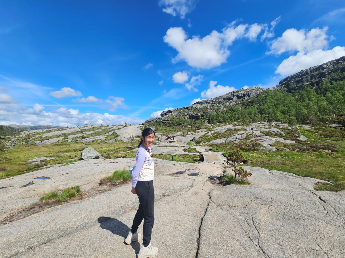 【太陽不打烊 挪威北極圈】 Day9-2 雙腳征服聖壇岩(Preikestolen):峽灣為背景,萬丈絕壁都是我們的伸展台 - 第70張圖 【太陽不打烊 挪威北極圈】 Day9-2 雙腳征服聖壇岩(Preikestolen):峽灣為背景,萬丈絕壁都是我們的伸展台