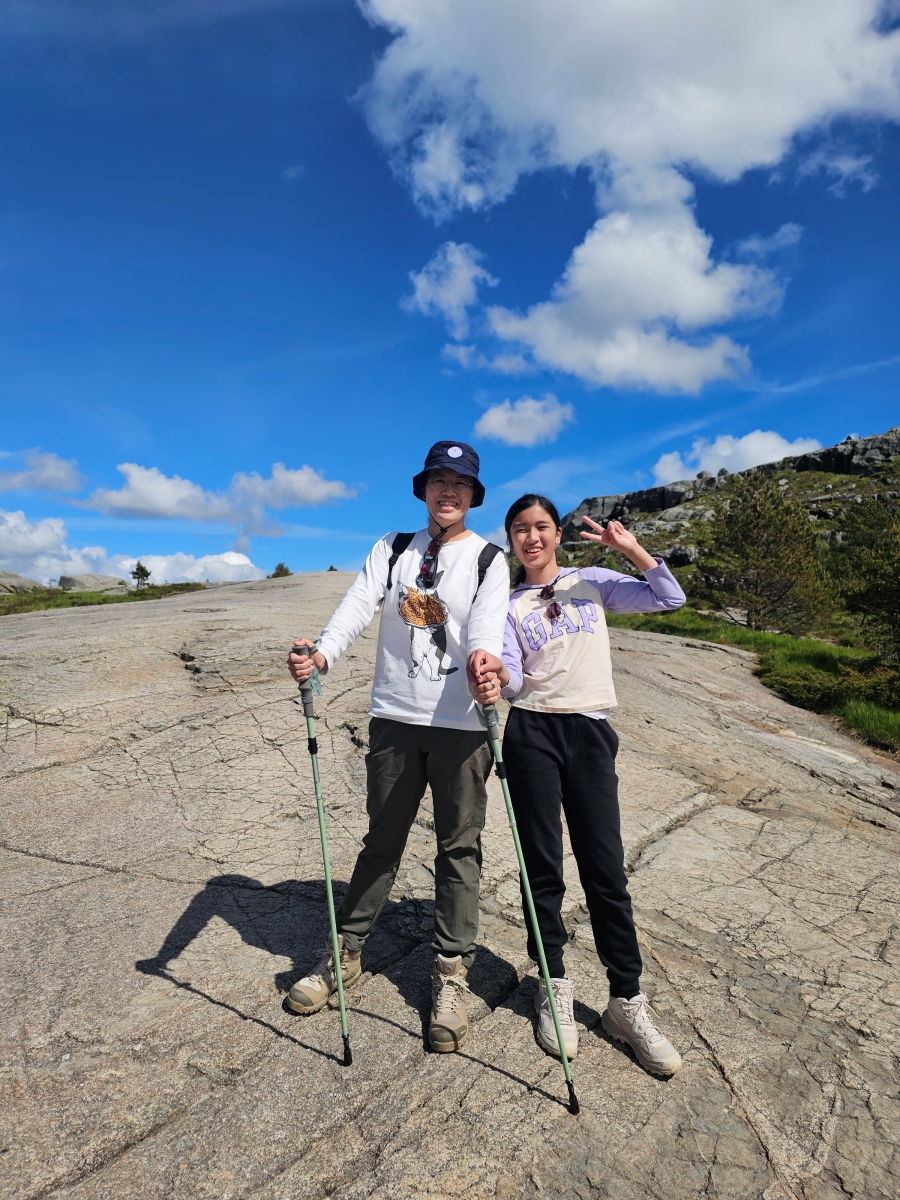 【太陽不打烊 挪威北極圈】 Day9-2 雙腳征服聖壇岩(Preikestolen):峽灣為背景,萬丈絕壁都是我們的伸展台 - 第74張圖 【太陽不打烊 挪威北極圈】 Day9-2 雙腳征服聖壇岩(Preikestolen):峽灣為背景,萬丈絕壁都是我們的伸展台