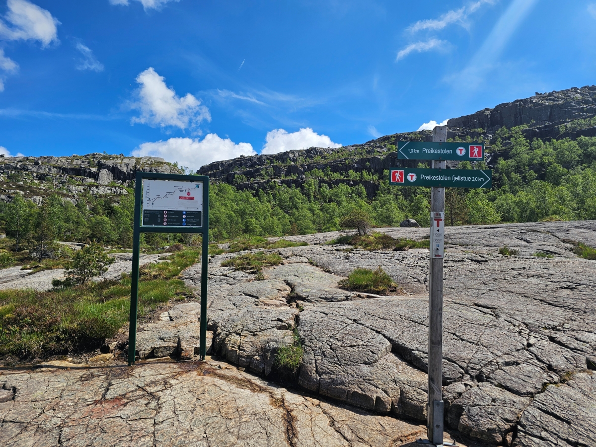 【太陽不打烊 挪威北極圈】 Day9-2 雙腳征服聖壇岩(Preikestolen):峽灣為背景,萬丈絕壁都是我們的伸展台 - 第72張圖 【太陽不打烊 挪威北極圈】 Day9-2 雙腳征服聖壇岩(Preikestolen):峽灣為背景,萬丈絕壁都是我們的伸展台