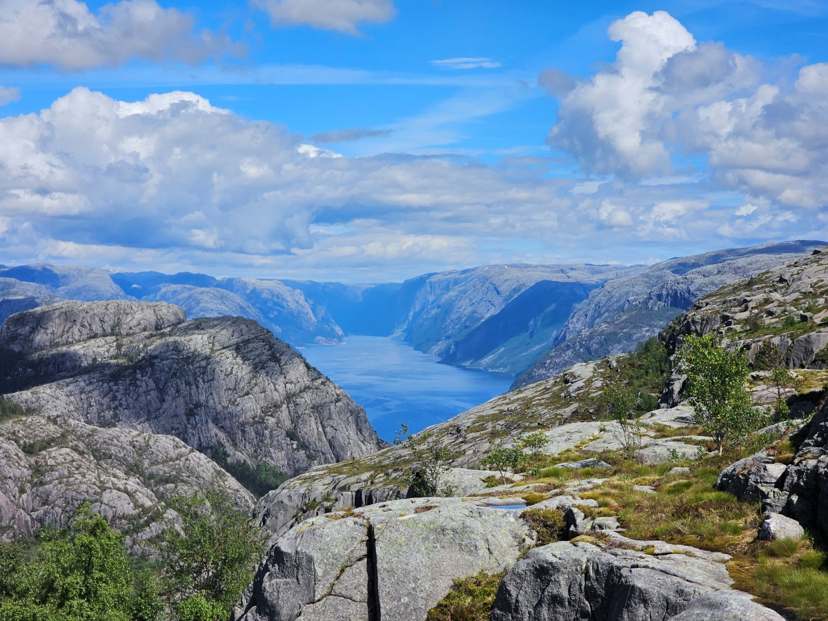 【太陽不打烊 挪威北極圈】 Day9-2 雙腳征服聖壇岩(Preikestolen):峽灣為背景,萬丈絕壁都是我們的伸展台 - 第76張圖 【太陽不打烊 挪威北極圈】 Day9-2 雙腳征服聖壇岩(Preikestolen):峽灣為背景,萬丈絕壁都是我們的伸展台