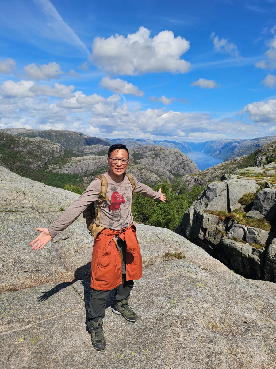 【太陽不打烊 挪威北極圈】 Day9-2 雙腳征服聖壇岩(Preikestolen):峽灣為背景,萬丈絕壁都是我們的伸展台 - 第75張圖 【太陽不打烊 挪威北極圈】 Day9-2 雙腳征服聖壇岩(Preikestolen):峽灣為背景,萬丈絕壁都是我們的伸展台