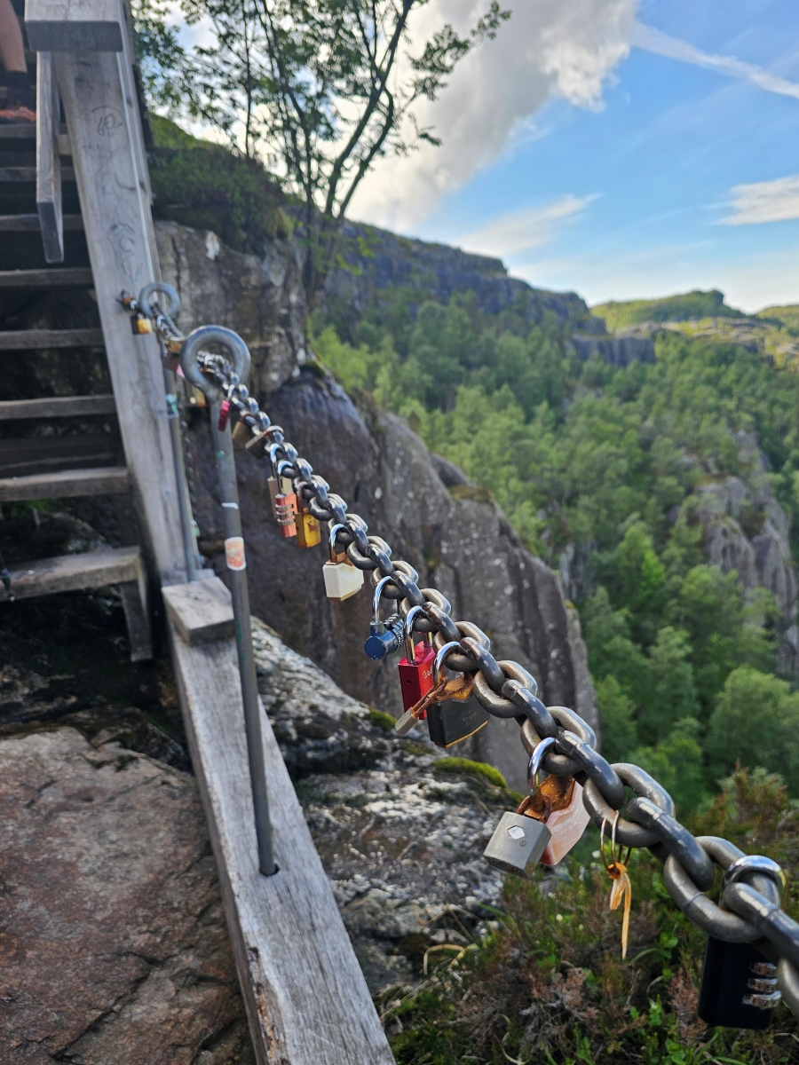 【太陽不打烊 挪威北極圈】 Day9-2 雙腳征服聖壇岩(Preikestolen):峽灣為背景,萬丈絕壁都是我們的伸展台 - 第77張圖 【太陽不打烊 挪威北極圈】 Day9-2 雙腳征服聖壇岩(Preikestolen):峽灣為背景,萬丈絕壁都是我們的伸展台