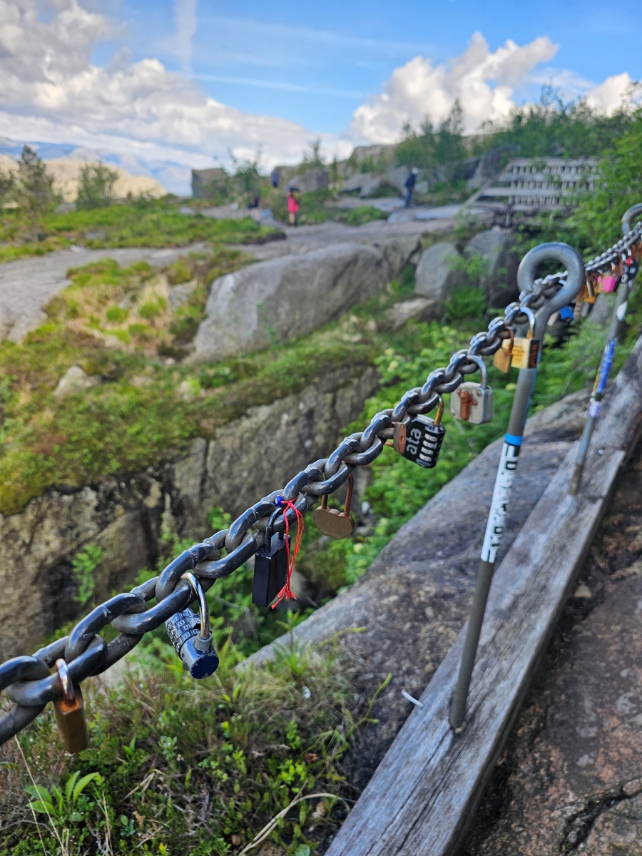 【太陽不打烊 挪威北極圈】 Day9-2 雙腳征服聖壇岩(Preikestolen):峽灣為背景,萬丈絕壁都是我們的伸展台 - 第78張圖 【太陽不打烊 挪威北極圈】 Day9-2 雙腳征服聖壇岩(Preikestolen):峽灣為背景,萬丈絕壁都是我們的伸展台