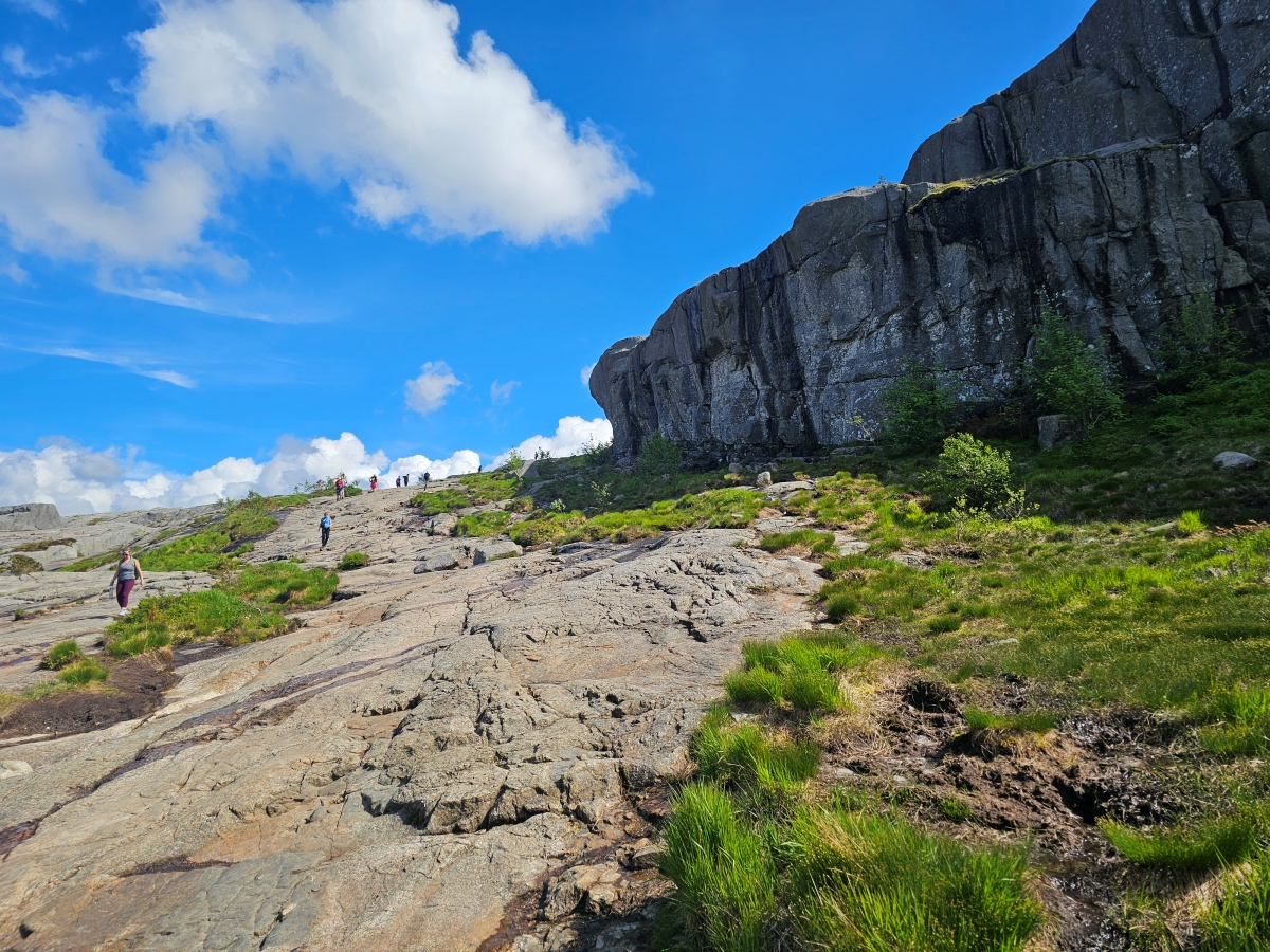 【太陽不打烊 挪威北極圈】 Day9-2 雙腳征服聖壇岩(Preikestolen):峽灣為背景,萬丈絕壁都是我們的伸展台 - 第80張圖 【太陽不打烊 挪威北極圈】 Day9-2 雙腳征服聖壇岩(Preikestolen):峽灣為背景,萬丈絕壁都是我們的伸展台