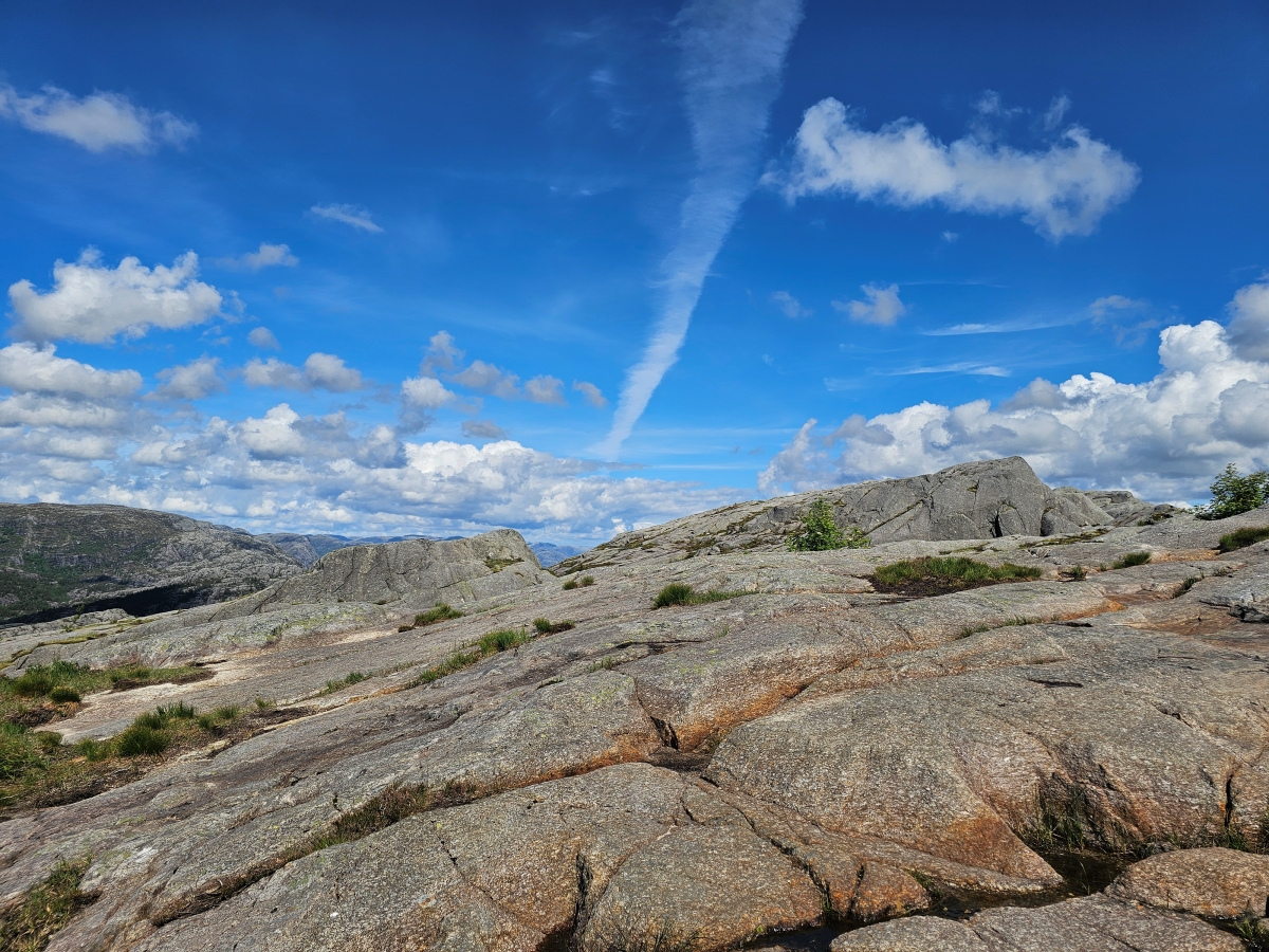 【太陽不打烊 挪威北極圈】 Day9-2 雙腳征服聖壇岩(Preikestolen):峽灣為背景,萬丈絕壁都是我們的伸展台 - 第81張圖 【太陽不打烊 挪威北極圈】 Day9-2 雙腳征服聖壇岩(Preikestolen):峽灣為背景,萬丈絕壁都是我們的伸展台