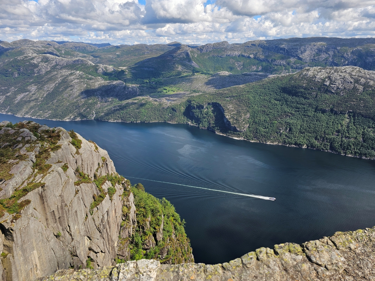 【太陽不打烊 挪威北極圈】 Day9-2 雙腳征服聖壇岩(Preikestolen):峽灣為背景,萬丈絕壁都是我們的伸展台 - 第82張圖 【太陽不打烊 挪威北極圈】 Day9-2 雙腳征服聖壇岩(Preikestolen):峽灣為背景,萬丈絕壁都是我們的伸展台