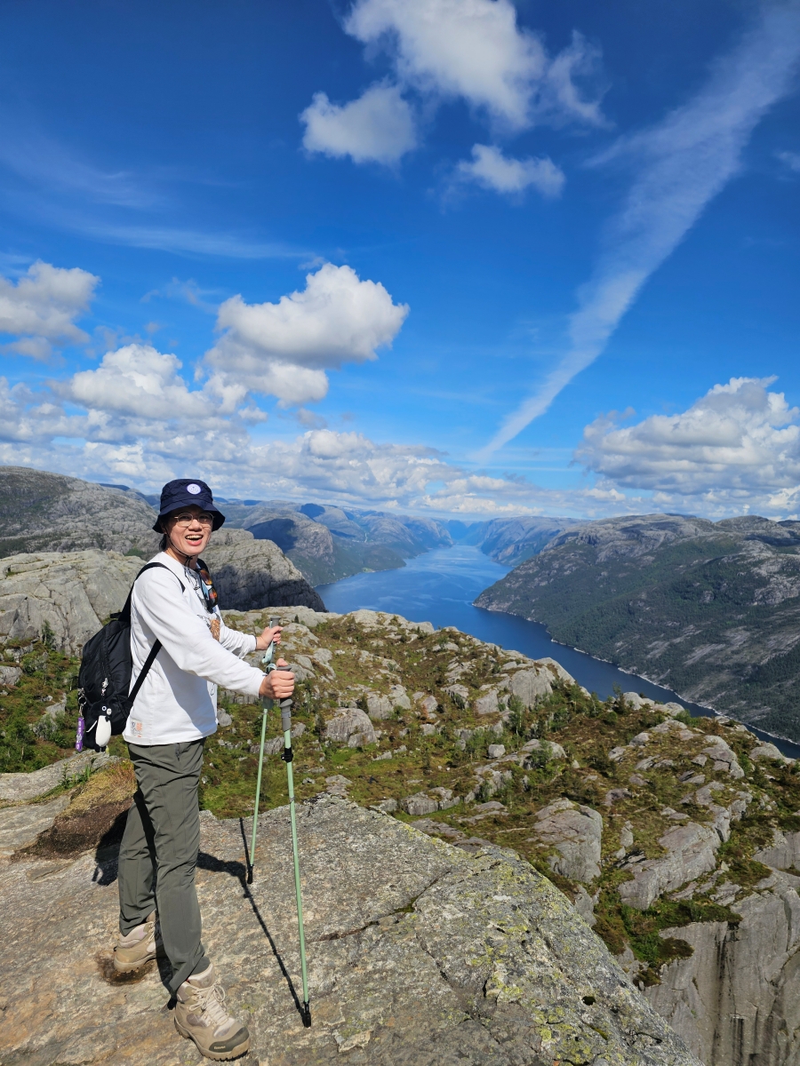 【太陽不打烊 挪威北極圈】 Day9-2 雙腳征服聖壇岩(Preikestolen):峽灣為背景,萬丈絕壁都是我們的伸展台 - 第85張圖 【太陽不打烊 挪威北極圈】 Day9-2 雙腳征服聖壇岩(Preikestolen):峽灣為背景,萬丈絕壁都是我們的伸展台
