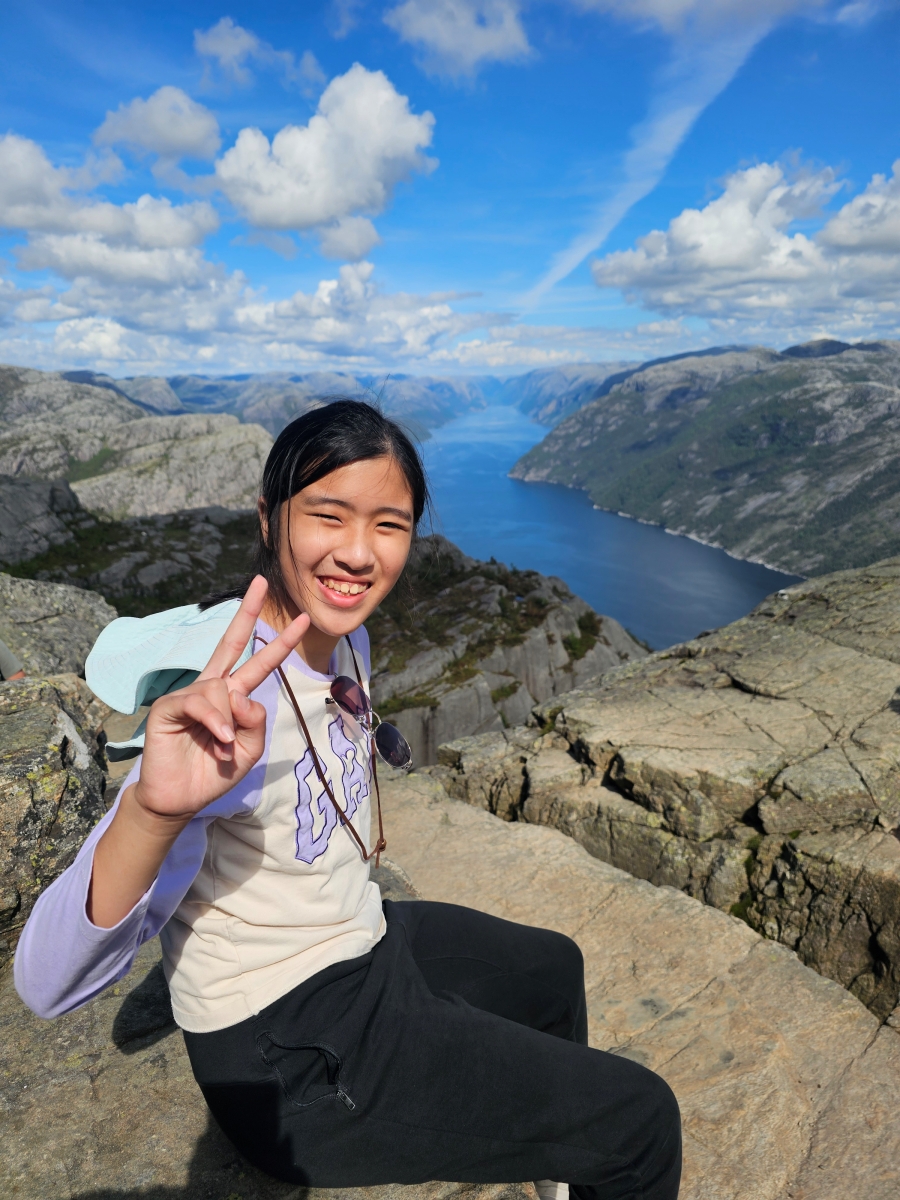 【太陽不打烊 挪威北極圈】 Day9-2 雙腳征服聖壇岩(Preikestolen):峽灣為背景,萬丈絕壁都是我們的伸展台 - 第86張圖 【太陽不打烊 挪威北極圈】 Day9-2 雙腳征服聖壇岩(Preikestolen):峽灣為背景,萬丈絕壁都是我們的伸展台