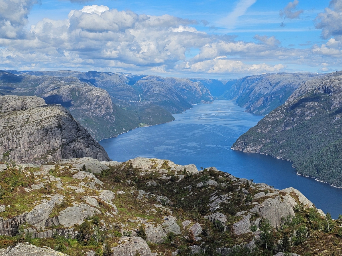 【太陽不打烊 挪威北極圈】 Day9-2 雙腳征服聖壇岩(Preikestolen):峽灣為背景,萬丈絕壁都是我們的伸展台 - 第84張圖 【太陽不打烊 挪威北極圈】 Day9-2 雙腳征服聖壇岩(Preikestolen):峽灣為背景,萬丈絕壁都是我們的伸展台