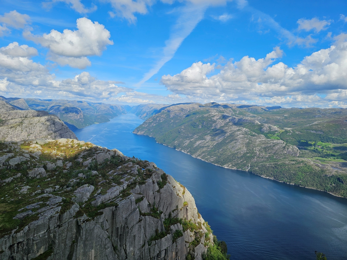 【太陽不打烊 挪威北極圈】 Day9-2 雙腳征服聖壇岩(Preikestolen):峽灣為背景,萬丈絕壁都是我們的伸展台 - 第83張圖 【太陽不打烊 挪威北極圈】 Day9-2 雙腳征服聖壇岩(Preikestolen):峽灣為背景,萬丈絕壁都是我們的伸展台