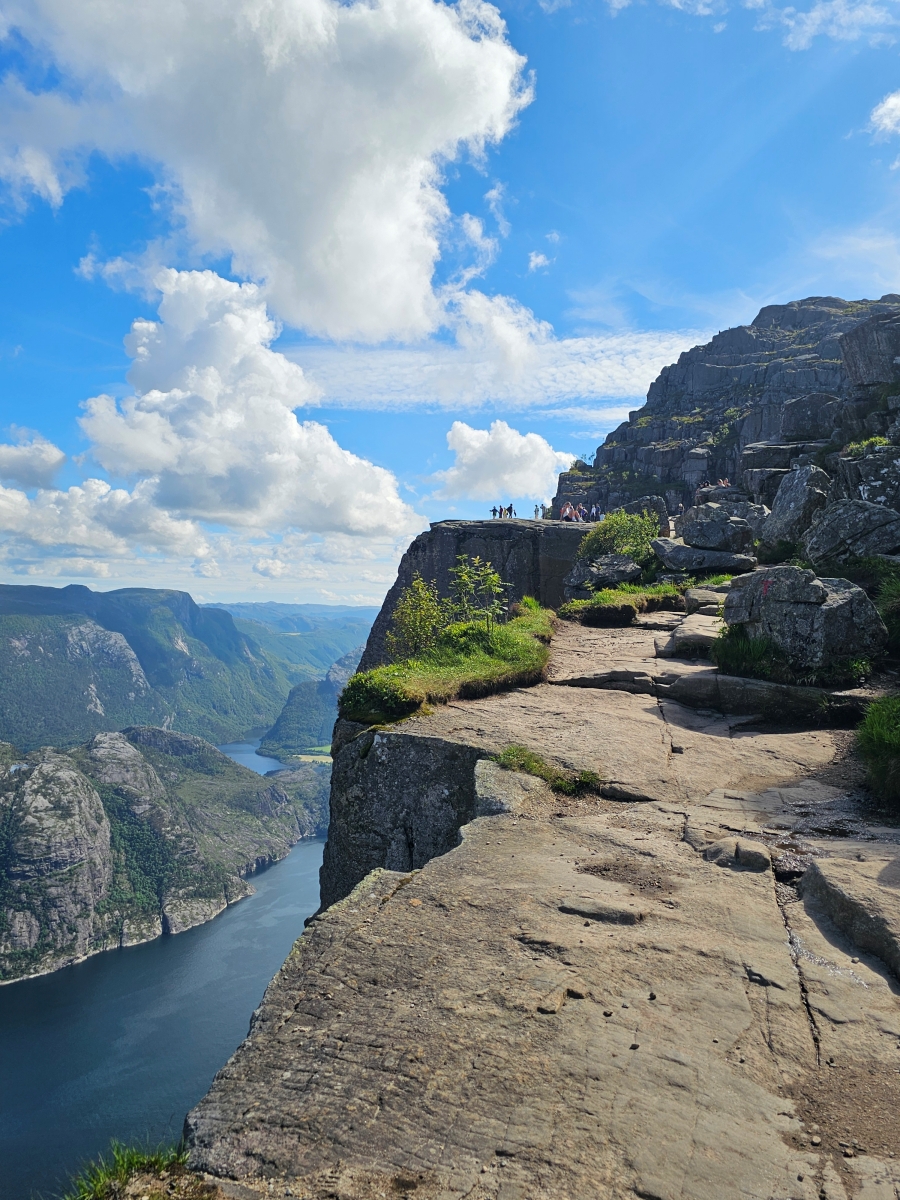 【太陽不打烊 挪威北極圈】 Day9-2 雙腳征服聖壇岩(Preikestolen):峽灣為背景,萬丈絕壁都是我們的伸展台 - 第87張圖 【太陽不打烊 挪威北極圈】 Day9-2 雙腳征服聖壇岩(Preikestolen):峽灣為背景,萬丈絕壁都是我們的伸展台