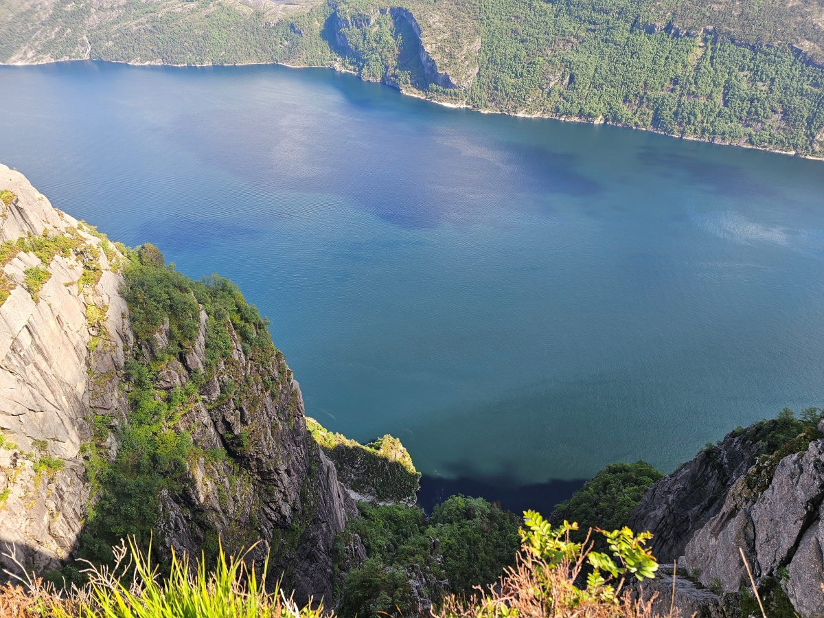 【太陽不打烊 挪威北極圈】 Day9-2 雙腳征服聖壇岩(Preikestolen):峽灣為背景,萬丈絕壁都是我們的伸展台 - 第90張圖 【太陽不打烊 挪威北極圈】 Day9-2 雙腳征服聖壇岩(Preikestolen):峽灣為背景,萬丈絕壁都是我們的伸展台