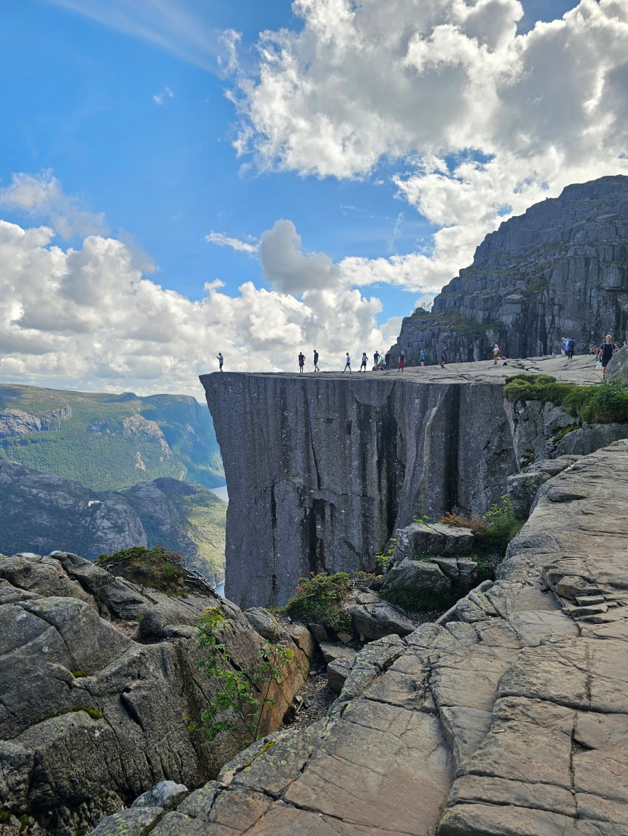 【太陽不打烊 挪威北極圈】 Day9-2 雙腳征服聖壇岩(Preikestolen):峽灣為背景,萬丈絕壁都是我們的伸展台 - 第88張圖 【太陽不打烊 挪威北極圈】 Day9-2 雙腳征服聖壇岩(Preikestolen):峽灣為背景,萬丈絕壁都是我們的伸展台
