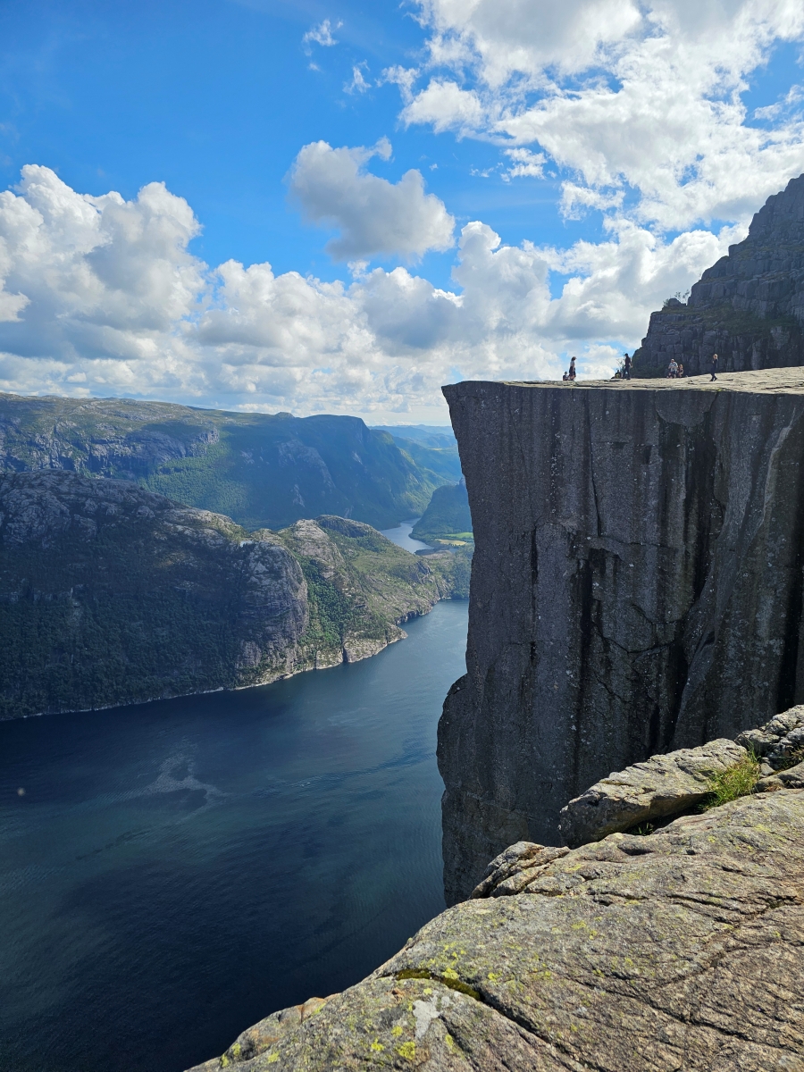 【太陽不打烊 挪威北極圈】 Day9-2 雙腳征服聖壇岩(Preikestolen):峽灣為背景,萬丈絕壁都是我們的伸展台 - 第89張圖 【太陽不打烊 挪威北極圈】 Day9-2 雙腳征服聖壇岩(Preikestolen):峽灣為背景,萬丈絕壁都是我們的伸展台
