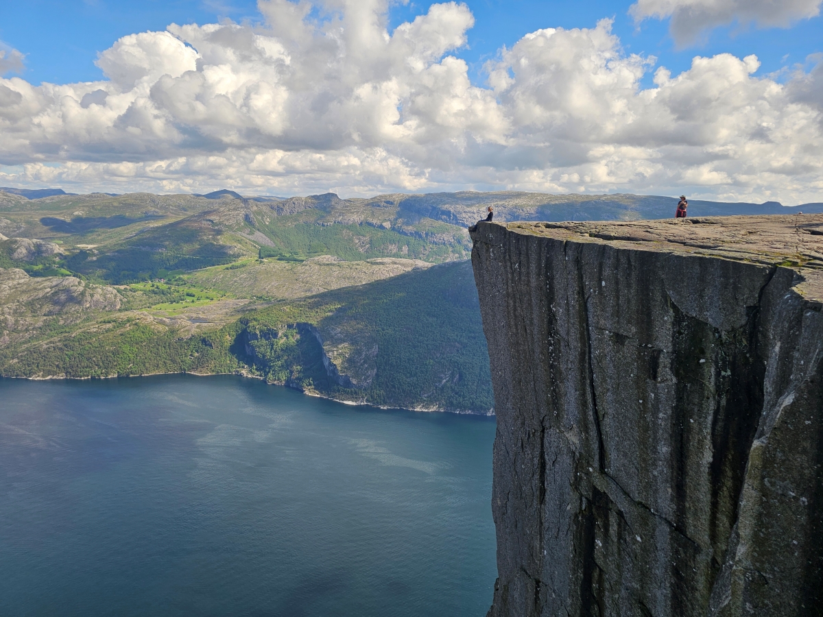 【太陽不打烊 挪威北極圈】 Day9-2 雙腳征服聖壇岩(Preikestolen):峽灣為背景,萬丈絕壁都是我們的伸展台 - 第91張圖 【太陽不打烊 挪威北極圈】 Day9-2 雙腳征服聖壇岩(Preikestolen):峽灣為背景,萬丈絕壁都是我們的伸展台