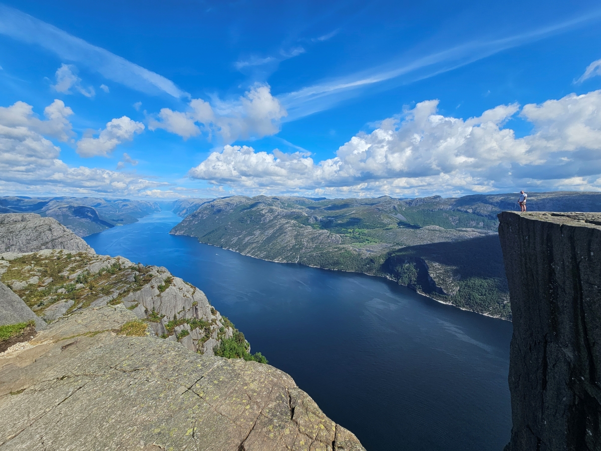 【太陽不打烊 挪威北極圈】 Day9-2 雙腳征服聖壇岩(Preikestolen):峽灣為背景,萬丈絕壁都是我們的伸展台 - 第92張圖 【太陽不打烊 挪威北極圈】 Day9-2 雙腳征服聖壇岩(Preikestolen):峽灣為背景,萬丈絕壁都是我們的伸展台