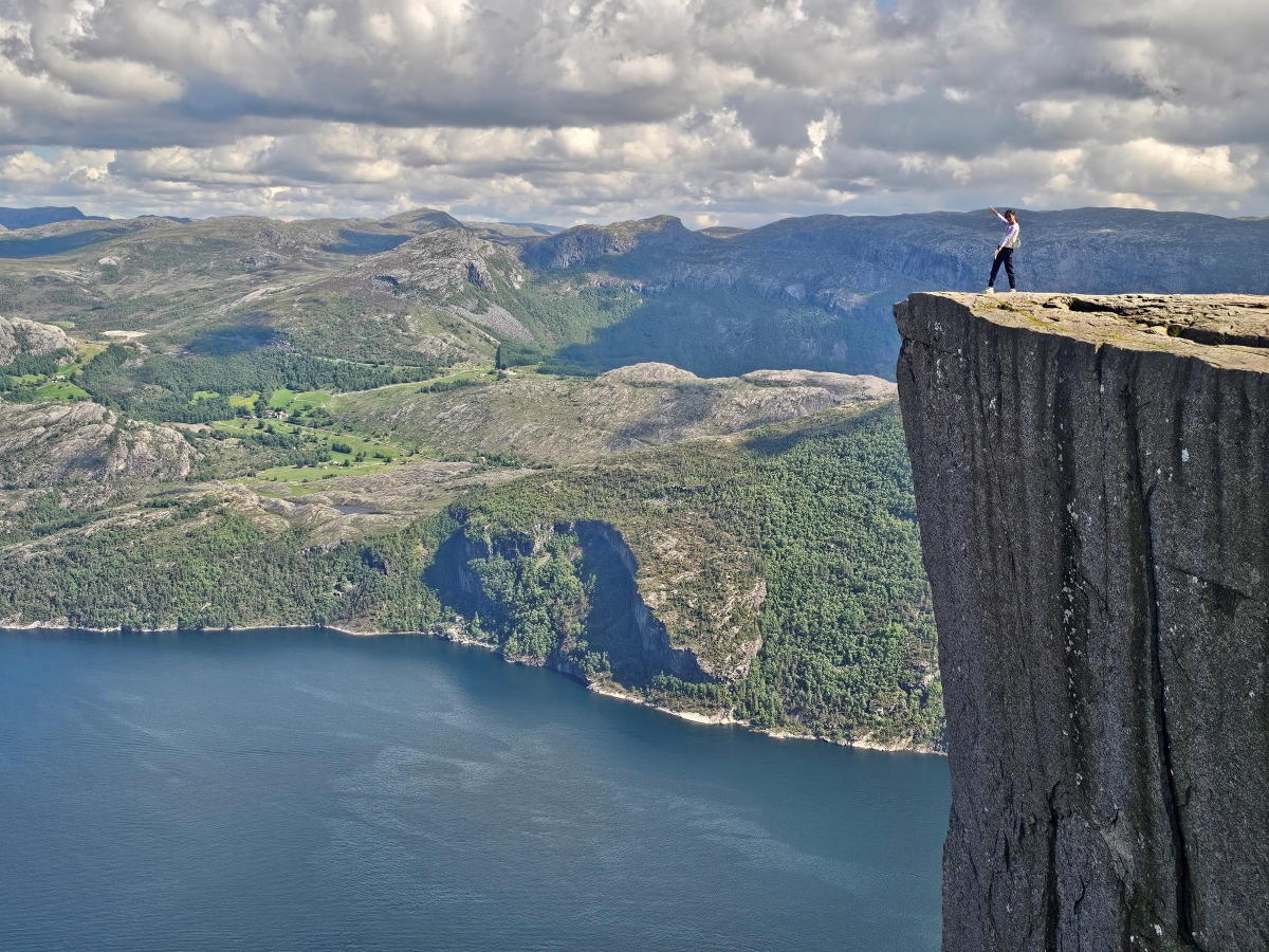 【太陽不打烊 挪威北極圈】 Day9-2 雙腳征服聖壇岩(Preikestolen):峽灣為背景,萬丈絕壁都是我們的伸展台 - 第93張圖 【太陽不打烊 挪威北極圈】 Day9-2 雙腳征服聖壇岩(Preikestolen):峽灣為背景,萬丈絕壁都是我們的伸展台