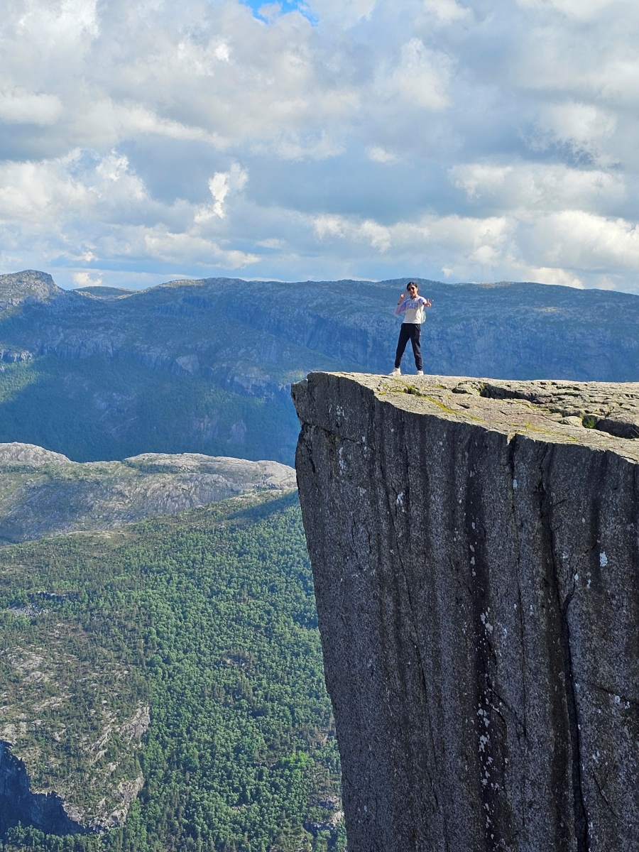 【太陽不打烊 挪威北極圈】 Day9-2 雙腳征服聖壇岩(Preikestolen):峽灣為背景,萬丈絕壁都是我們的伸展台 - 第96張圖 【太陽不打烊 挪威北極圈】 Day9-2 雙腳征服聖壇岩(Preikestolen):峽灣為背景,萬丈絕壁都是我們的伸展台