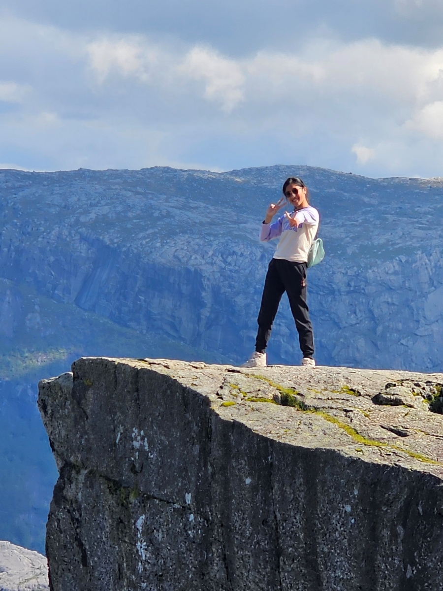 【太陽不打烊 挪威北極圈】 Day9-2 雙腳征服聖壇岩(Preikestolen):峽灣為背景,萬丈絕壁都是我們的伸展台 - 第97張圖 【太陽不打烊 挪威北極圈】 Day9-2 雙腳征服聖壇岩(Preikestolen):峽灣為背景,萬丈絕壁都是我們的伸展台