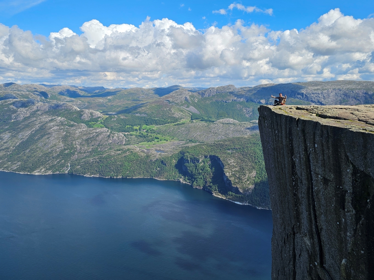 【太陽不打烊 挪威北極圈】 Day9-2 雙腳征服聖壇岩(Preikestolen):峽灣為背景,萬丈絕壁都是我們的伸展台 - 第95張圖 【太陽不打烊 挪威北極圈】 Day9-2 雙腳征服聖壇岩(Preikestolen):峽灣為背景,萬丈絕壁都是我們的伸展台