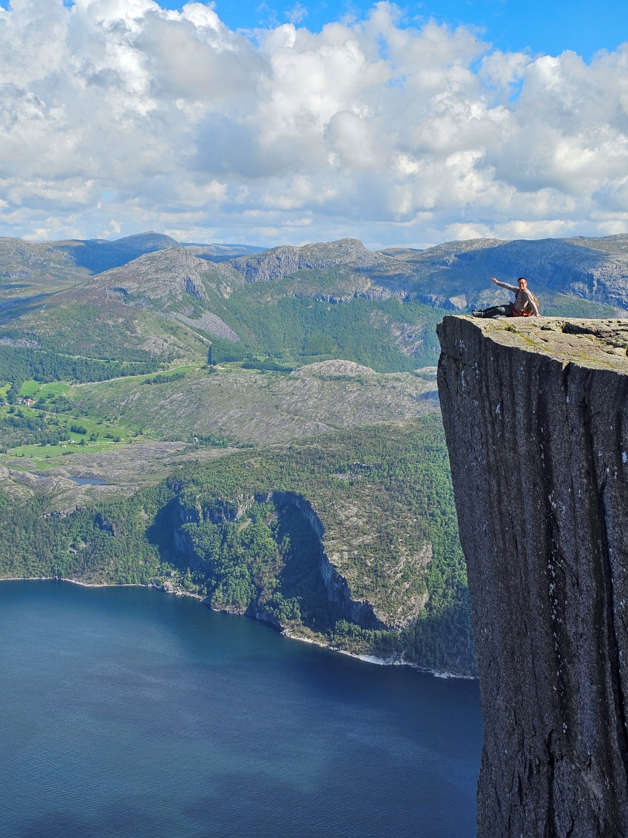 【太陽不打烊 挪威北極圈】 Day9-2 雙腳征服聖壇岩(Preikestolen):峽灣為背景,萬丈絕壁都是我們的伸展台 - 第100張圖 【太陽不打烊 挪威北極圈】 Day9-2 雙腳征服聖壇岩(Preikestolen):峽灣為背景,萬丈絕壁都是我們的伸展台