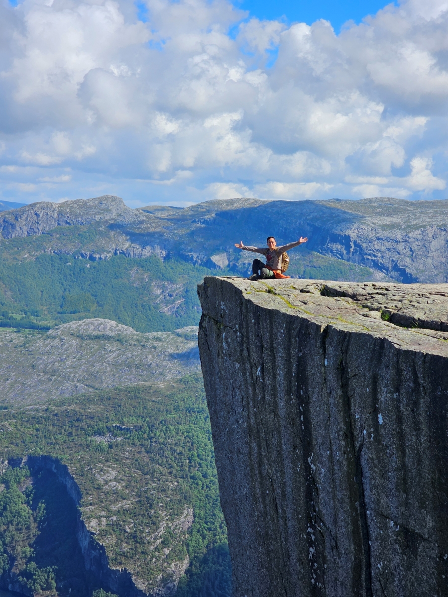 【太陽不打烊 挪威北極圈】 Day9-2 雙腳征服聖壇岩(Preikestolen):峽灣為背景,萬丈絕壁都是我們的伸展台 - 第101張圖 【太陽不打烊 挪威北極圈】 Day9-2 雙腳征服聖壇岩(Preikestolen):峽灣為背景,萬丈絕壁都是我們的伸展台