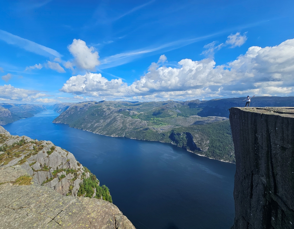 【太陽不打烊 挪威北極圈】 Day9-2 雙腳征服聖壇岩(Preikestolen):峽灣為背景,萬丈絕壁都是我們的伸展台 - 第104張圖 【太陽不打烊 挪威北極圈】 Day9-2 雙腳征服聖壇岩(Preikestolen):峽灣為背景,萬丈絕壁都是我們的伸展台