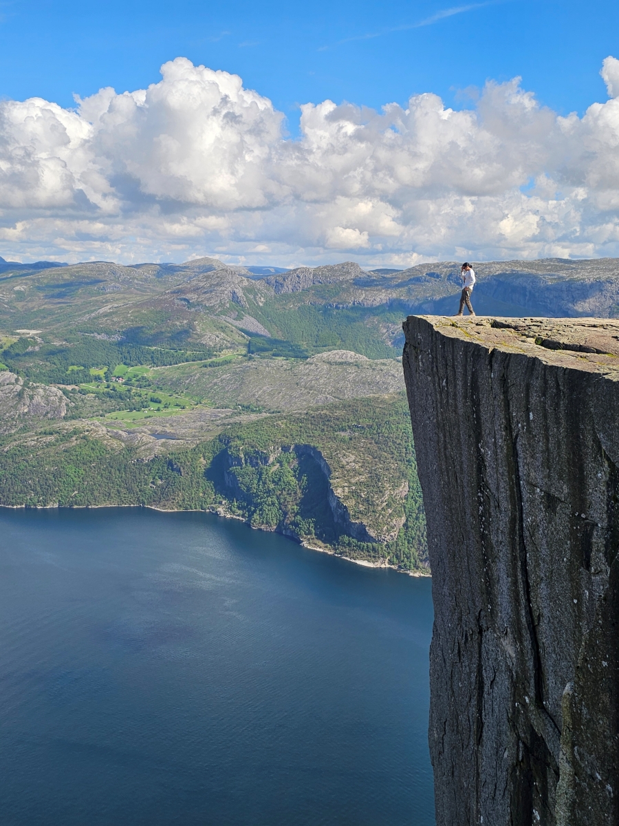 【太陽不打烊 挪威北極圈】 Day9-2 雙腳征服聖壇岩(Preikestolen):峽灣為背景,萬丈絕壁都是我們的伸展台 - 第99張圖 【太陽不打烊 挪威北極圈】 Day9-2 雙腳征服聖壇岩(Preikestolen):峽灣為背景,萬丈絕壁都是我們的伸展台