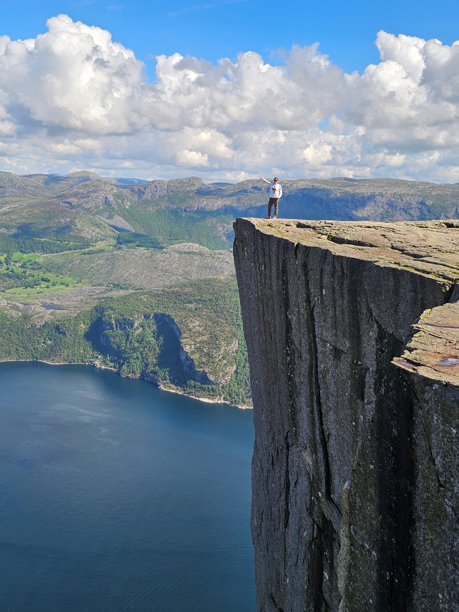 【太陽不打烊 挪威北極圈】 Day9-2 雙腳征服聖壇岩(Preikestolen):峽灣為背景,萬丈絕壁都是我們的伸展台 - 第103張圖 【太陽不打烊 挪威北極圈】 Day9-2 雙腳征服聖壇岩(Preikestolen):峽灣為背景,萬丈絕壁都是我們的伸展台