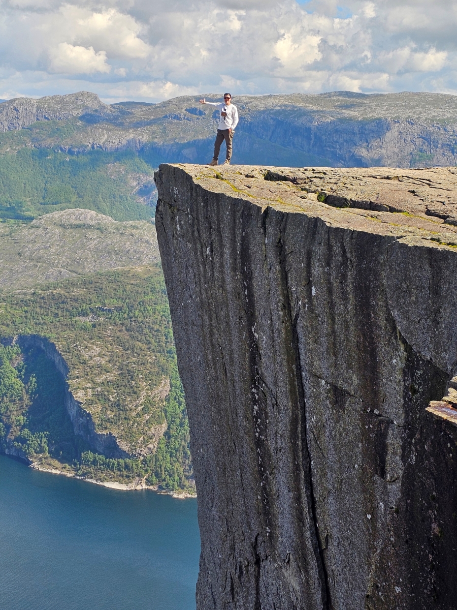 【太陽不打烊 挪威北極圈】 Day9-2 雙腳征服聖壇岩(Preikestolen):峽灣為背景,萬丈絕壁都是我們的伸展台 - 第98張圖 【太陽不打烊 挪威北極圈】 Day9-2 雙腳征服聖壇岩(Preikestolen):峽灣為背景,萬丈絕壁都是我們的伸展台