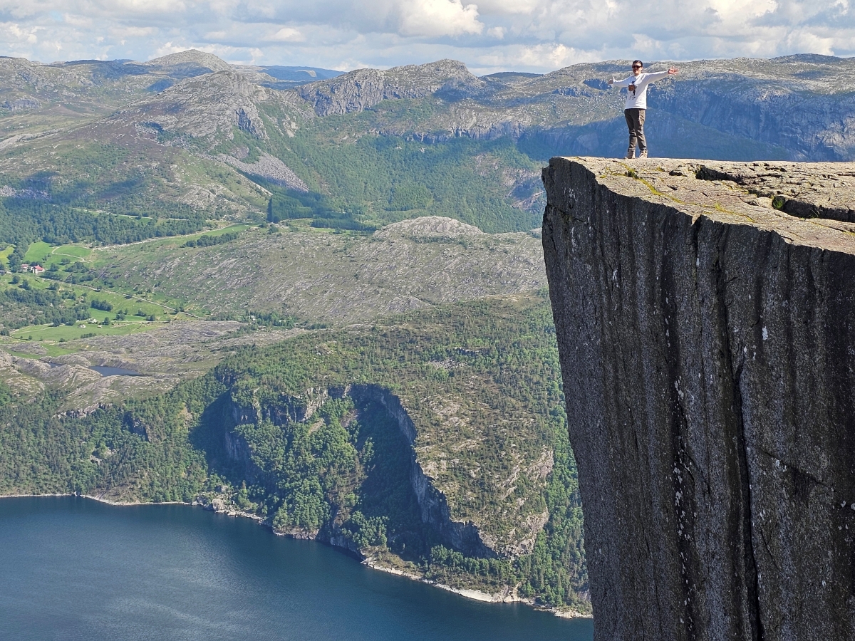 【太陽不打烊 挪威北極圈】 Day9-2 雙腳征服聖壇岩(Preikestolen):峽灣為背景,萬丈絕壁都是我們的伸展台 - 第94張圖 【太陽不打烊 挪威北極圈】 Day9-2 雙腳征服聖壇岩(Preikestolen):峽灣為背景,萬丈絕壁都是我們的伸展台