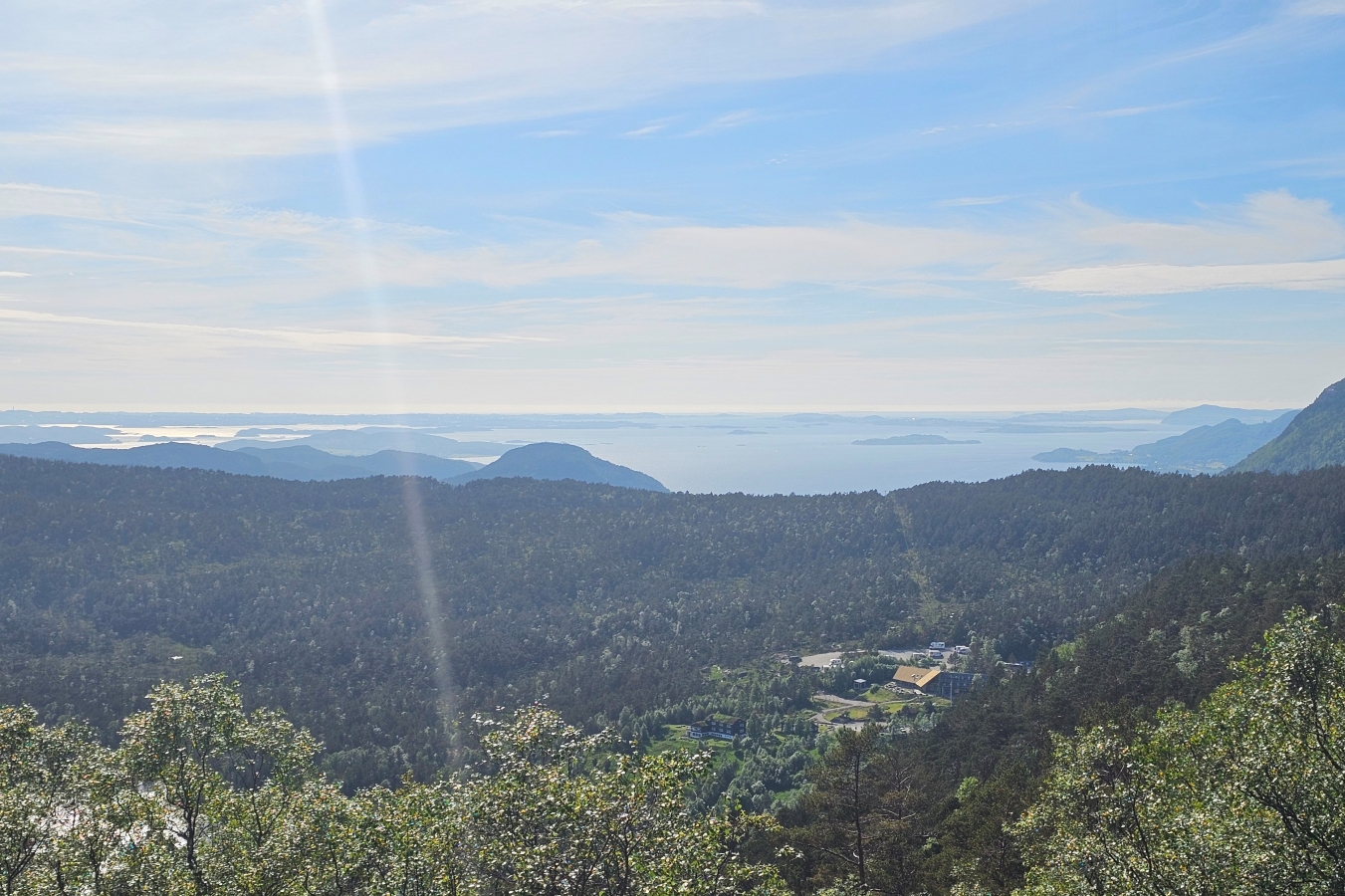 【太陽不打烊 挪威北極圈】 Day9-2 雙腳征服聖壇岩(Preikestolen):峽灣為背景,萬丈絕壁都是我們的伸展台 - 第105張圖 【太陽不打烊 挪威北極圈】 Day9-2 雙腳征服聖壇岩(Preikestolen):峽灣為背景,萬丈絕壁都是我們的伸展台