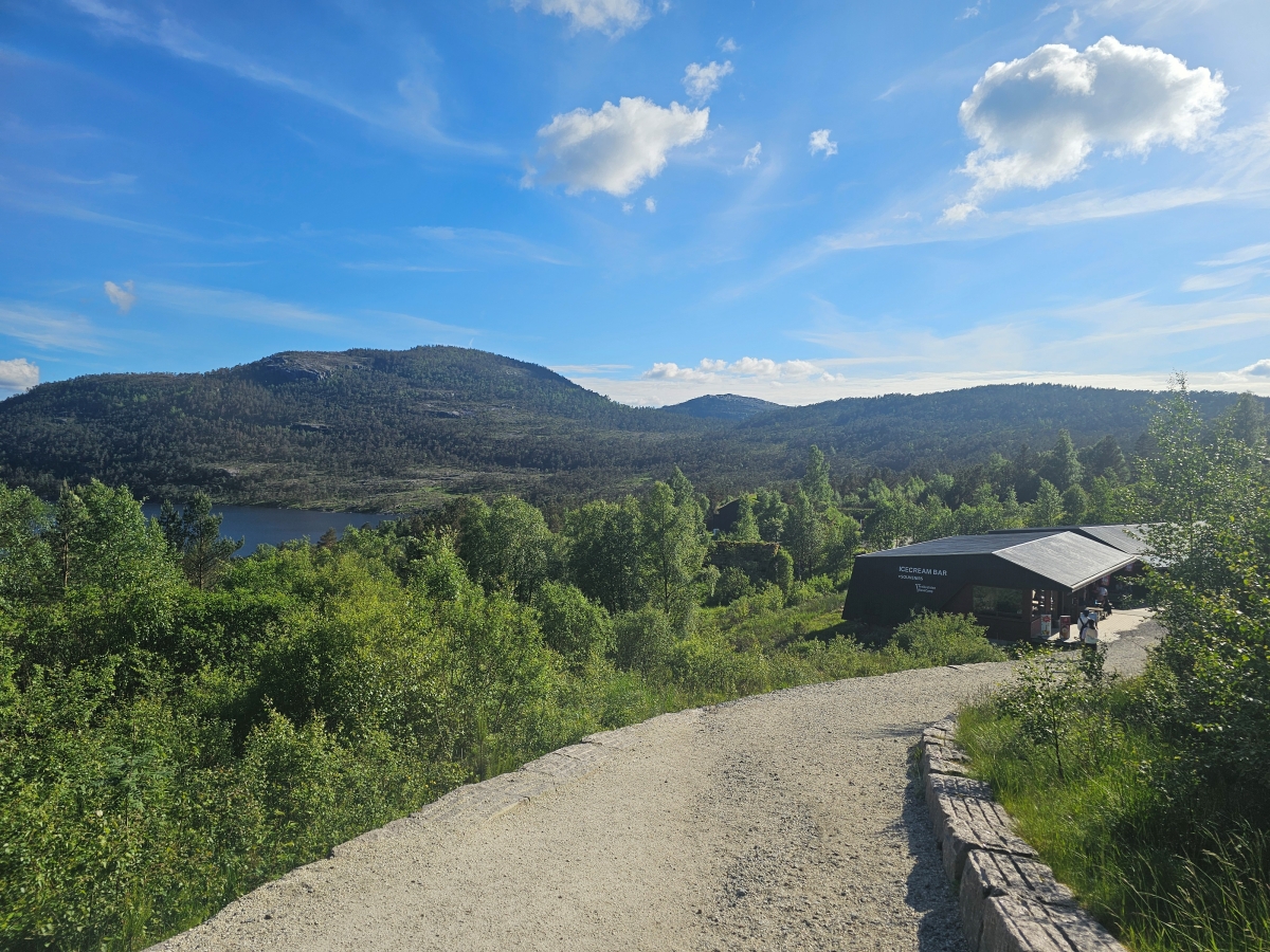 【太陽不打烊 挪威北極圈】 Day9-2 雙腳征服聖壇岩(Preikestolen):峽灣為背景,萬丈絕壁都是我們的伸展台 - 第106張圖 【太陽不打烊 挪威北極圈】 Day9-2 雙腳征服聖壇岩(Preikestolen):峽灣為背景,萬丈絕壁都是我們的伸展台