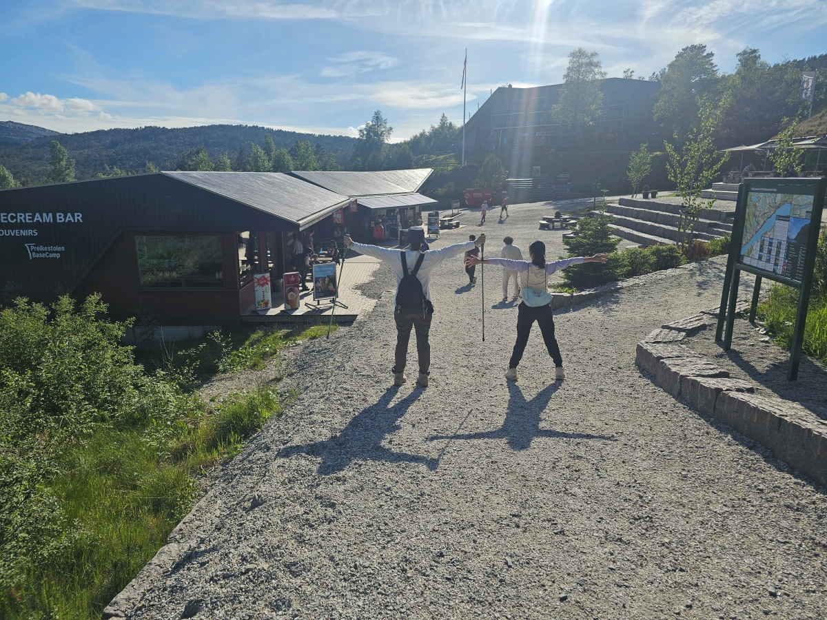 【太陽不打烊 挪威北極圈】 Day9-2 雙腳征服聖壇岩(Preikestolen):峽灣為背景,萬丈絕壁都是我們的伸展台 - 第107張圖 【太陽不打烊 挪威北極圈】 Day9-2 雙腳征服聖壇岩(Preikestolen):峽灣為背景,萬丈絕壁都是我們的伸展台