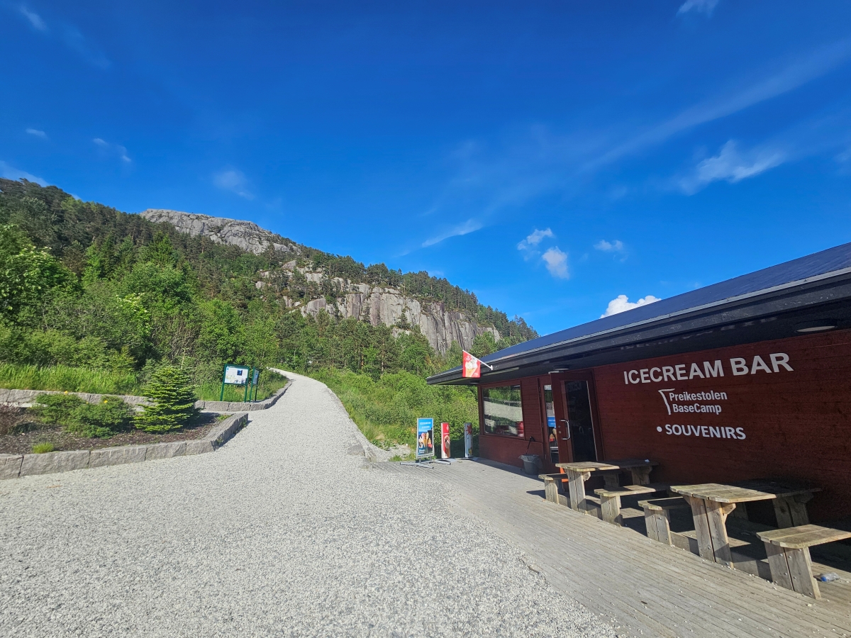 【太陽不打烊 挪威北極圈】 Day9-2 雙腳征服聖壇岩(Preikestolen):峽灣為背景,萬丈絕壁都是我們的伸展台 - 第109張圖 【太陽不打烊 挪威北極圈】 Day9-2 雙腳征服聖壇岩(Preikestolen):峽灣為背景,萬丈絕壁都是我們的伸展台