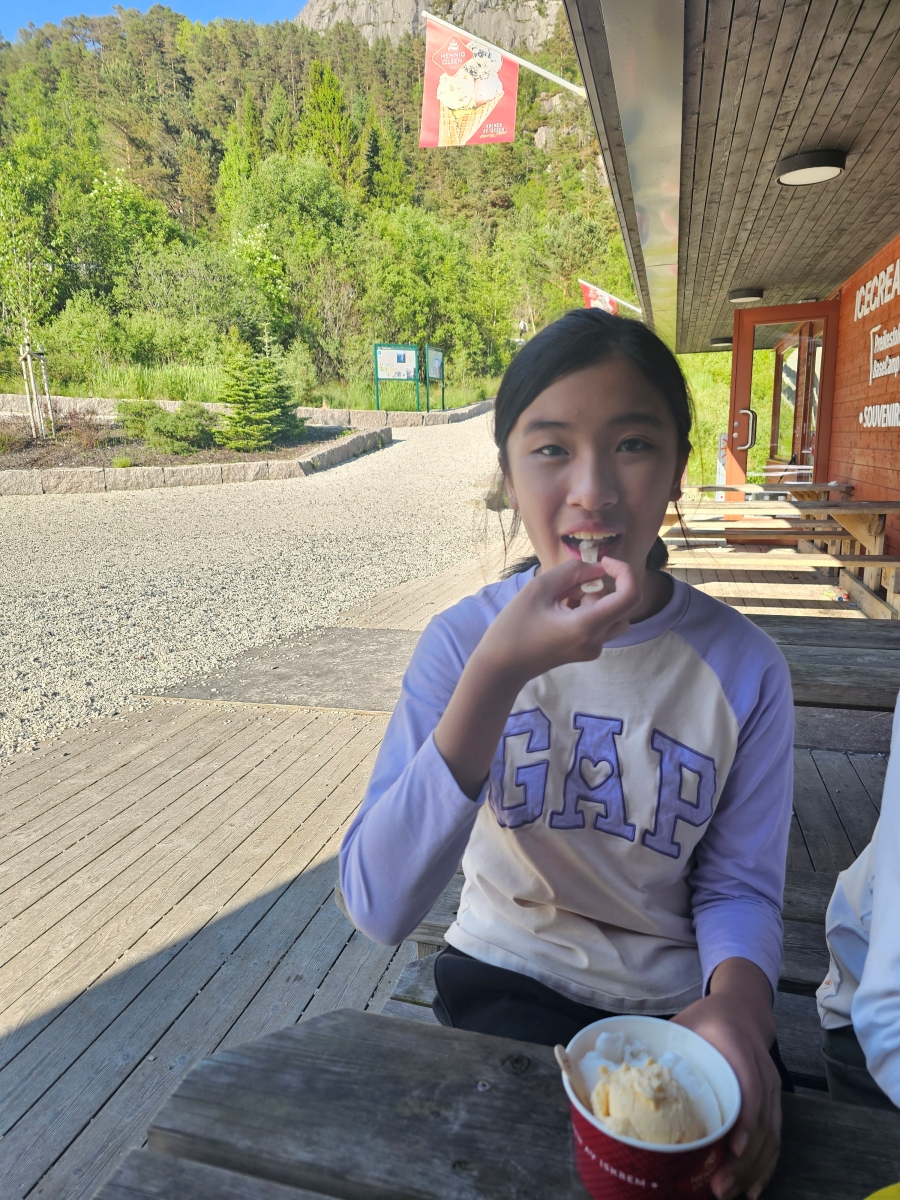 【太陽不打烊 挪威北極圈】 Day9-2 雙腳征服聖壇岩(Preikestolen):峽灣為背景,萬丈絕壁都是我們的伸展台 - 第110張圖 【太陽不打烊 挪威北極圈】 Day9-2 雙腳征服聖壇岩(Preikestolen):峽灣為背景,萬丈絕壁都是我們的伸展台