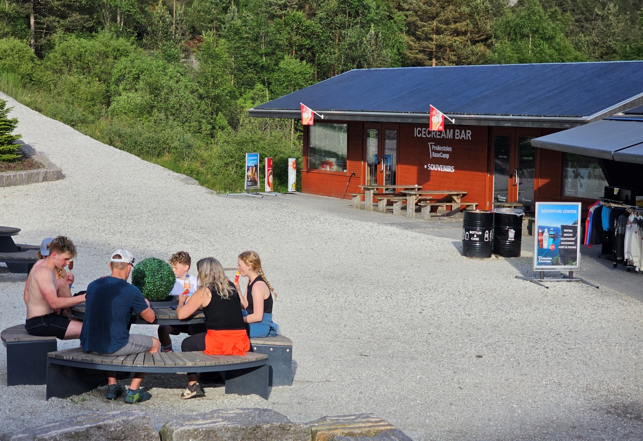 【太陽不打烊 挪威北極圈】 Day9-2 雙腳征服聖壇岩(Preikestolen):峽灣為背景,萬丈絕壁都是我們的伸展台 - 第111張圖 【太陽不打烊 挪威北極圈】 Day9-2 雙腳征服聖壇岩(Preikestolen):峽灣為背景,萬丈絕壁都是我們的伸展台